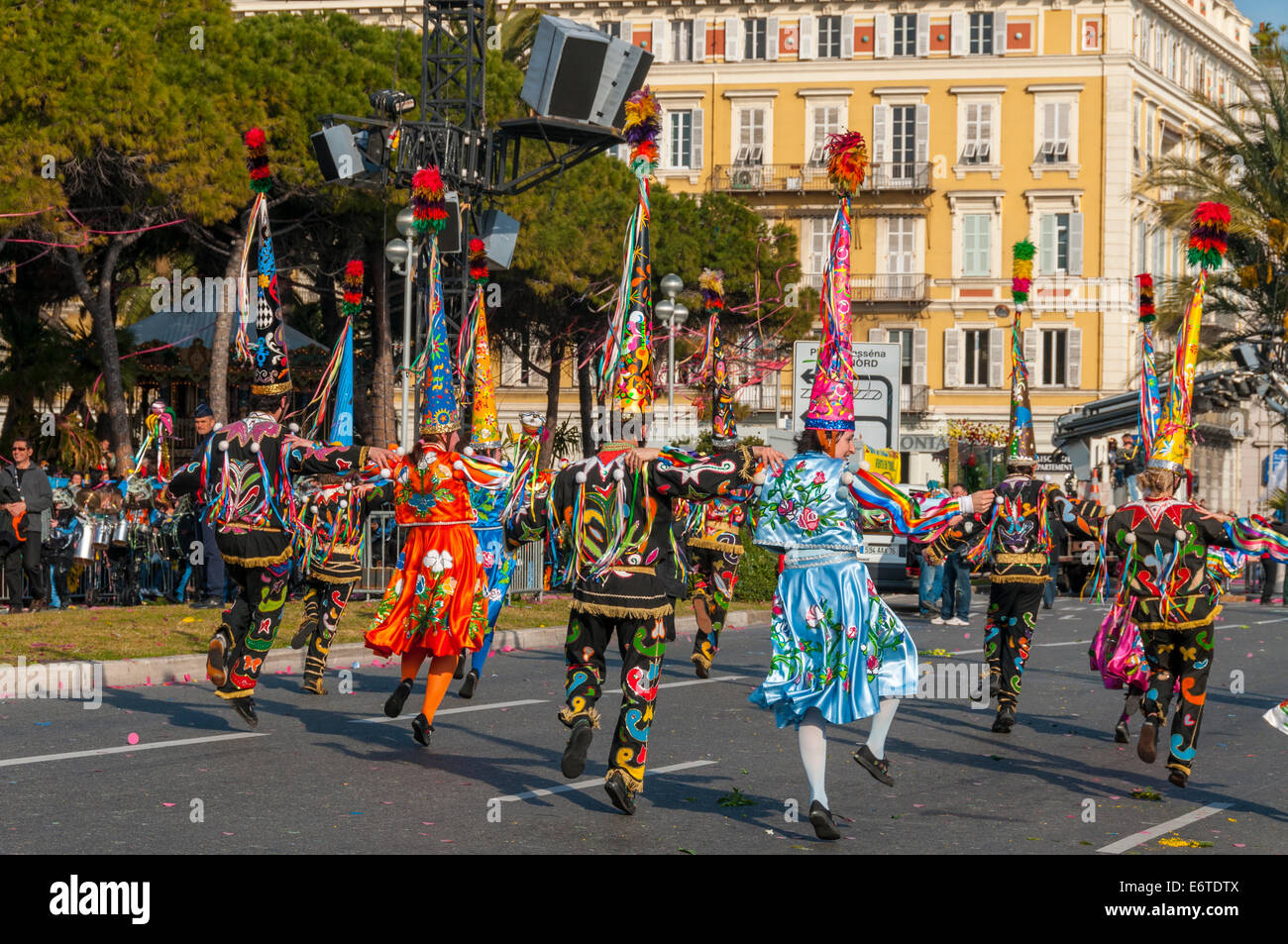 Nice, France, les gens en costumes colorés, marcher en rue, au cours du printemps traditionnel défilé de carnaval Banque D'Images
