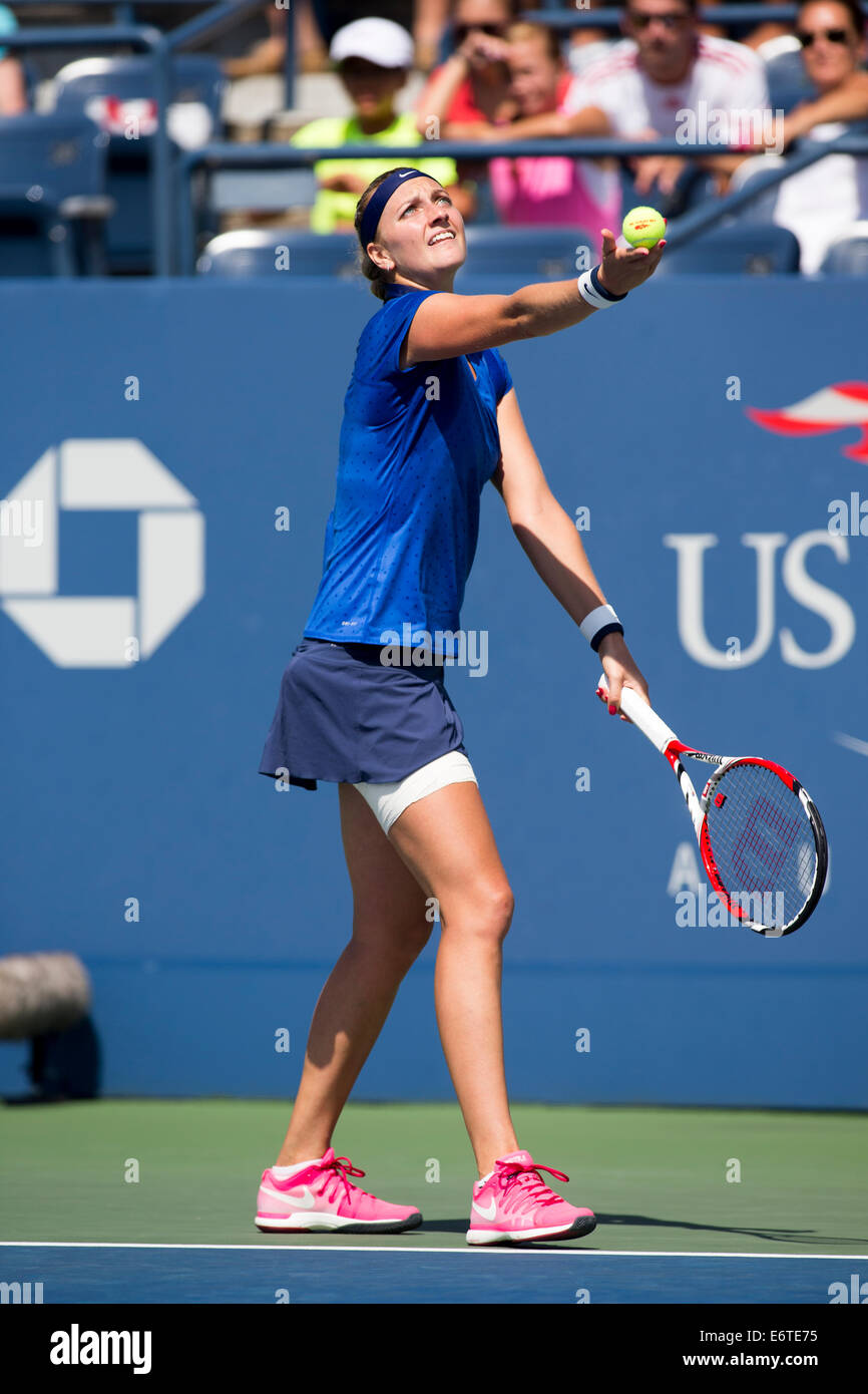 Flushing Meadows, New York, USA. 30e Août, 2014. Petra Kvitova (CZE) en action contre Aleksandra Krunic (SRB) lors de la ronde 3 action à l'US Open Tennis Championships. © Paul J. Sutton/PCN Banque D'Images