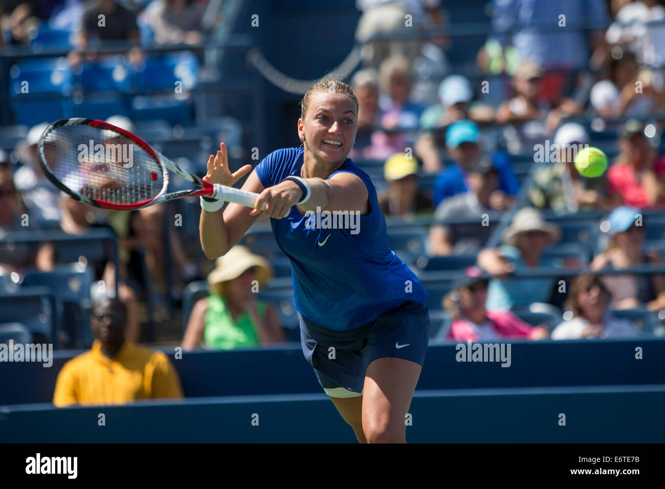 Flushing Meadows, New York, USA. 30e Août, 2014. Petra Kvitova (CZE) en action contre Aleksandra Krunic (SRB) lors de la ronde 3 action à l'US Open Tennis Championships. © Paul J. Sutton/PCN Banque D'Images