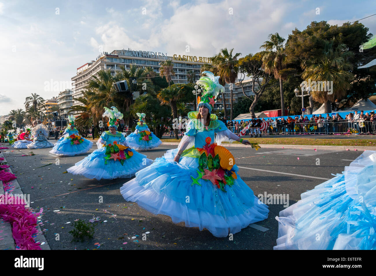 Nice, France Caraïbes, les femmes en costume, défilant devant foule sur rue au défilé de carnaval de printemps traditionnel Banque D'Images