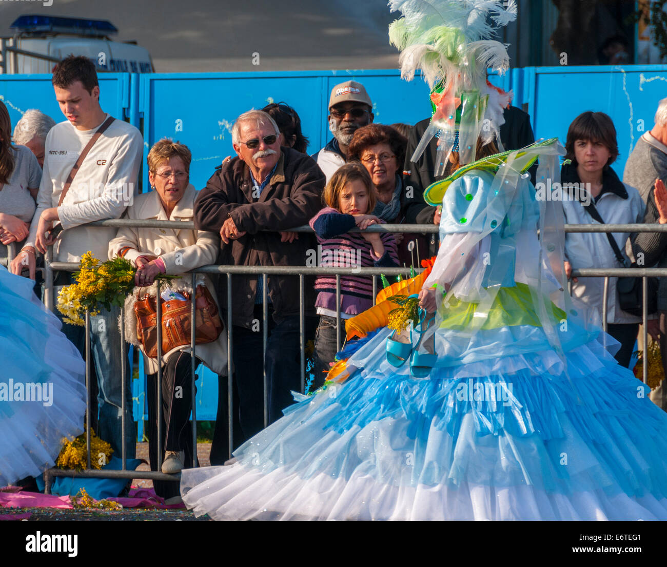 Nice, France, femme en costume défilant devant une grande foule de gens sur la rue au défilé traditionnel du Carnaval de printemps, public et interprète Banque D'Images