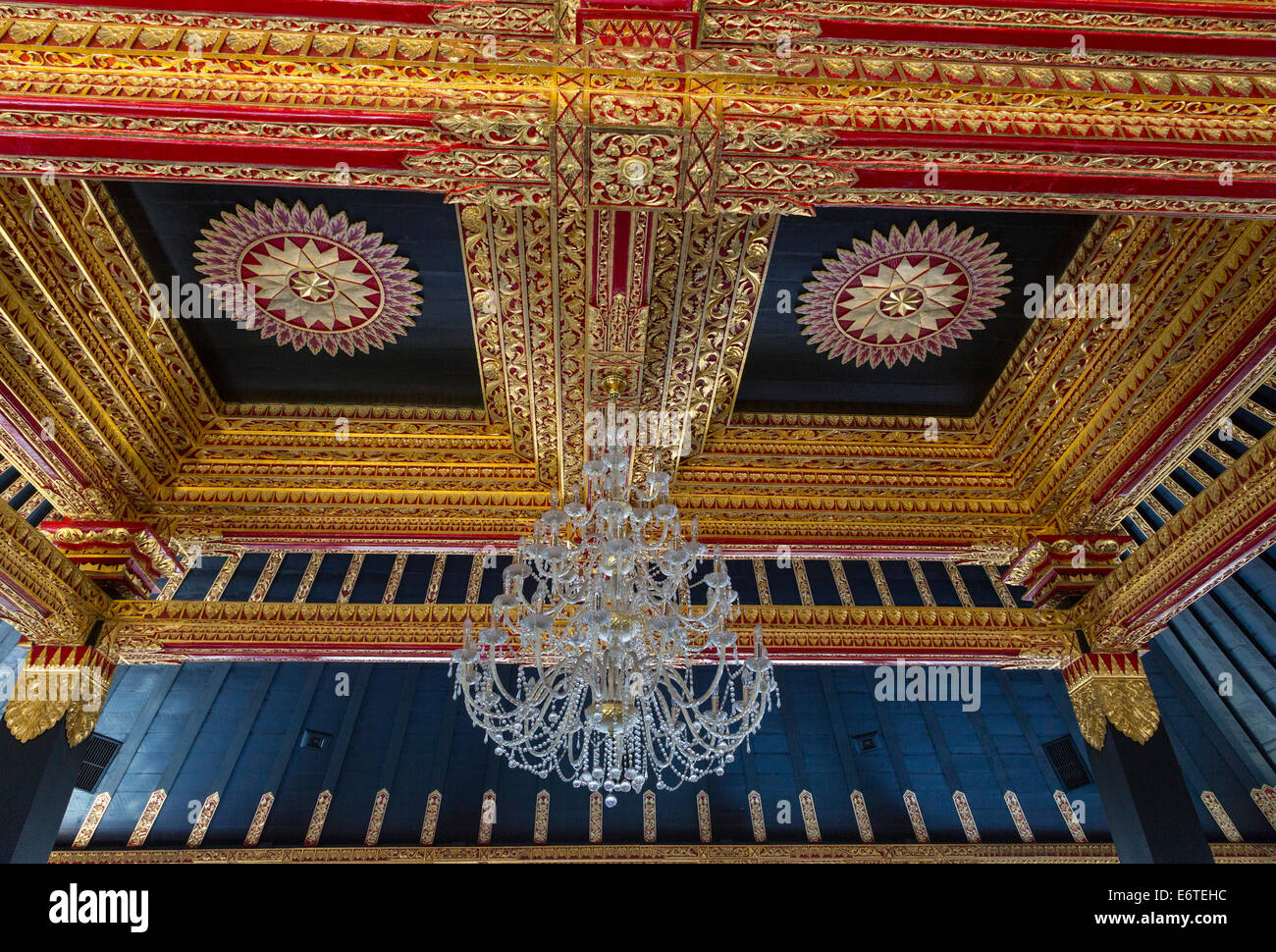 Yogyakarta, Java, Indonésie. Plafond et lustre de hall d'entrée au Musée, le palais du Sultan. Banque D'Images