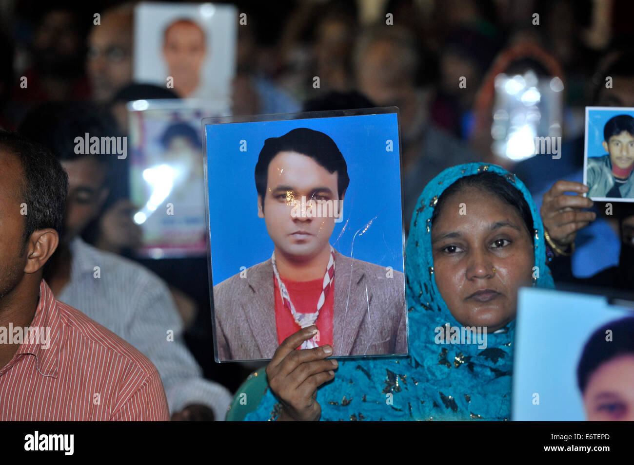 Familles et parents montrent les photographies de leur amour ceux, enlevé et tué en décembre dernier 2013. Ils sont attrayants pour la justice, et suppliant d'arrêter l'enlèvement et l'exécution sommaire au Bangladesh au cours de la conférence nationale à Dhaka Press Club. © Mohammad Asad/Pacific Press/Alamy Live News Banque D'Images