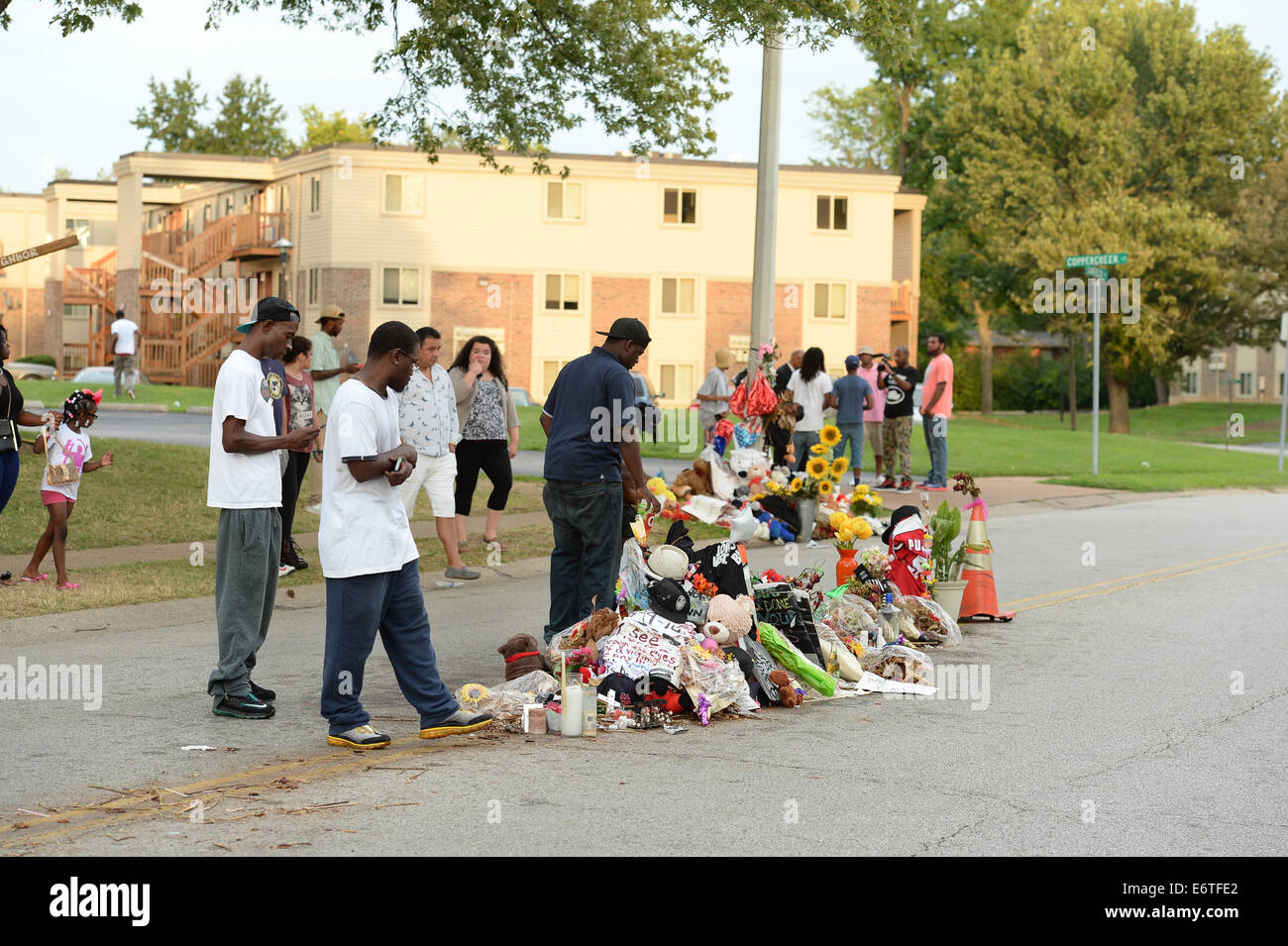 Ferguson, MO, USA. Le 30 août 2014. Un groupe se rassemble au mémorial de fortune où l'adolescent noir Michael Brown a été abattu par la police à Ferguson, New York Crédit : Gino's Premium Images/Alamy Live News Banque D'Images