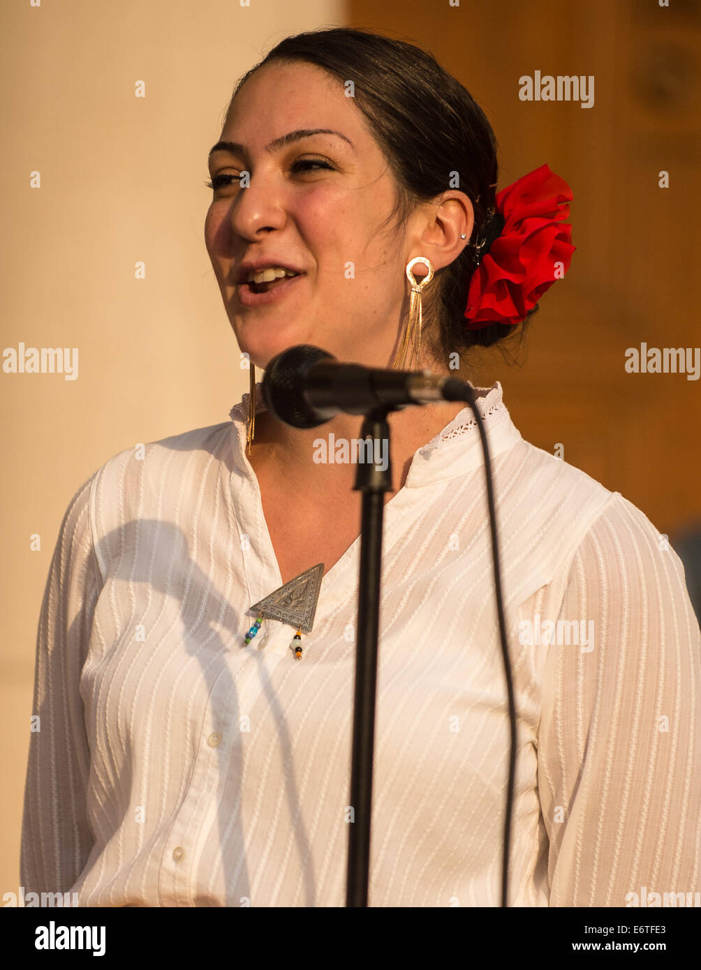 L'Ohio, États-Unis. 30e Août, 2014. Christodulelis Eleni du Singeers hellénique effectue un solo au cours de la 2014 Columbus Festival Grec. Credit : Brent Clark/Alamy Live News Banque D'Images