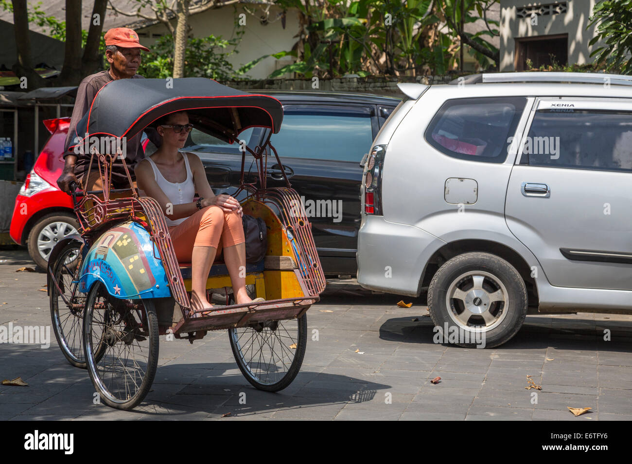 Yogyakarta, Java, Indonésie. Circonscription de passagers dans un Becak, un véhicule à trois roues alimenté par les droits de la Propulsion. Banque D'Images