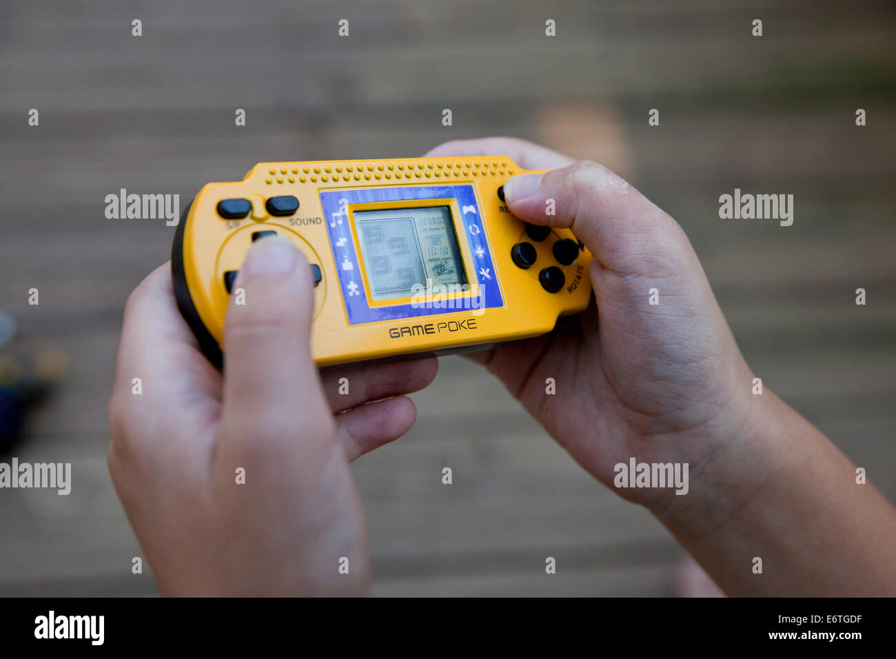 Enfant jouant le jeu vidéo de poche libre -USA Banque D'Images