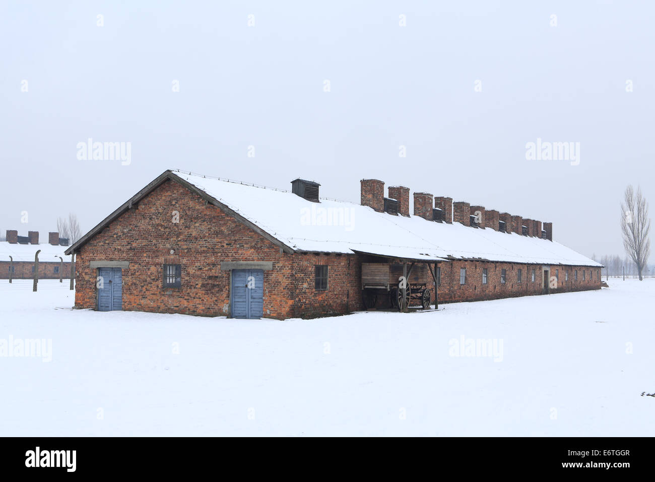 Les bâtiments résidentiels pour les détenus en attente d'exécution au camp de concentration et d'extermination d'Auschwitz-Birkenau, en hiver Banque D'Images