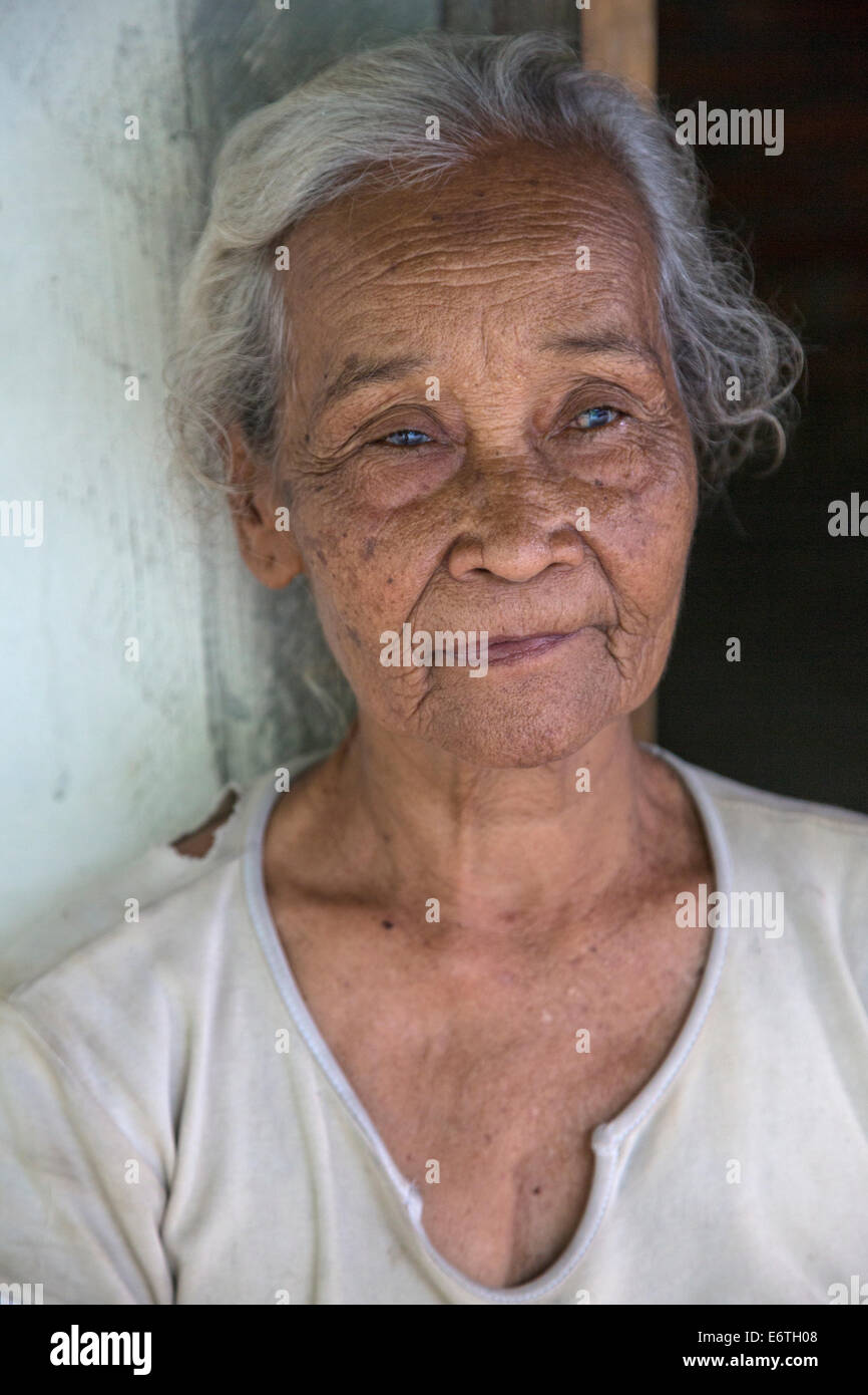 Yogyakarta, Java, Indonésie. Vieille Femme au Village près de Yogyakarta. Banque D'Images