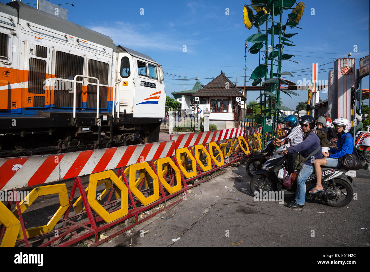 Yogyakarta, Java, Indonésie. L'approche de trains de voyageurs gare principale. Banque D'Images