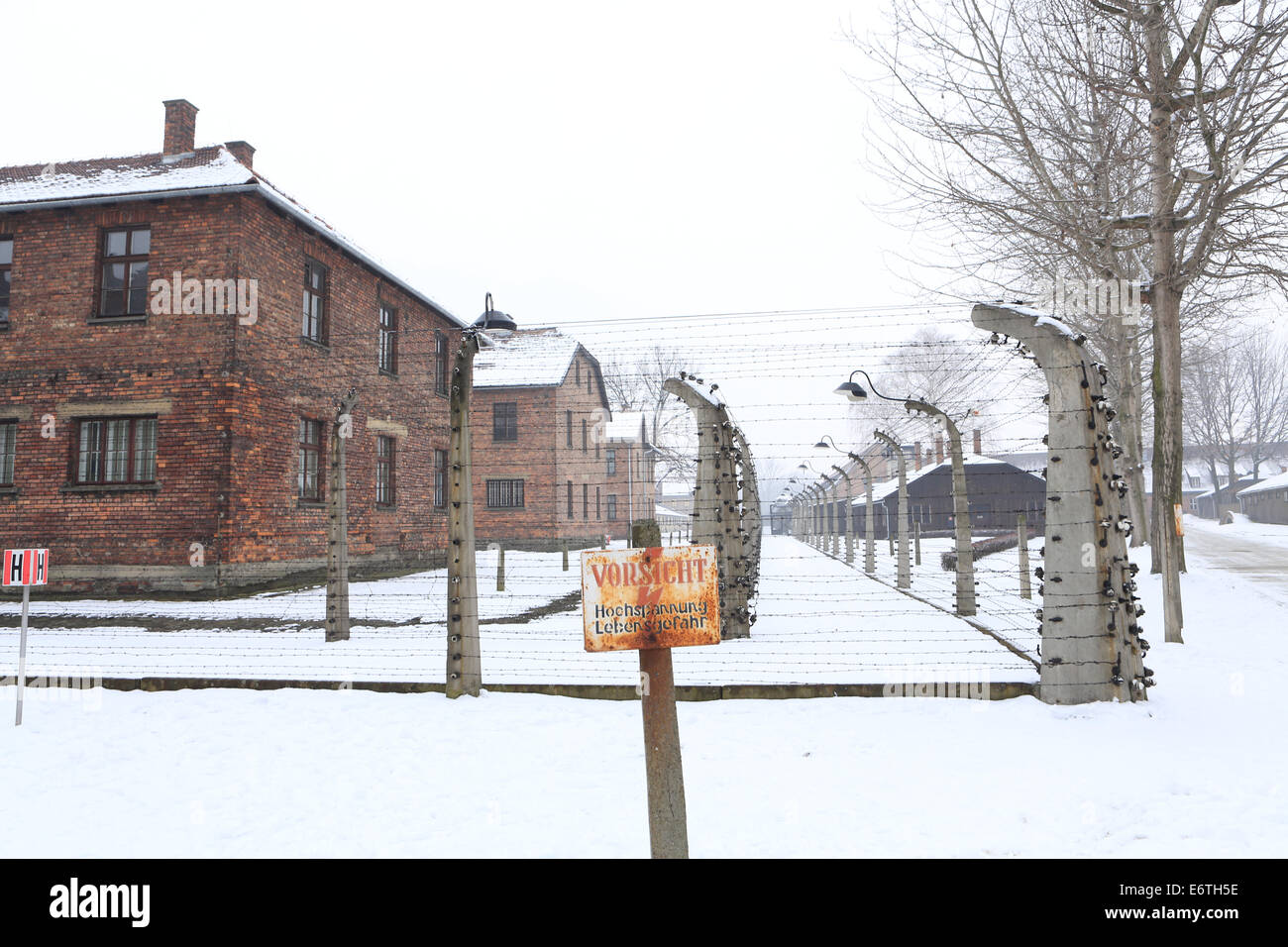 Les bâtiments résidentiels pour les détenus en attente d'exécution au camp de concentration et d'extermination d'Auschwitz-Birkenau, en hiver Banque D'Images
