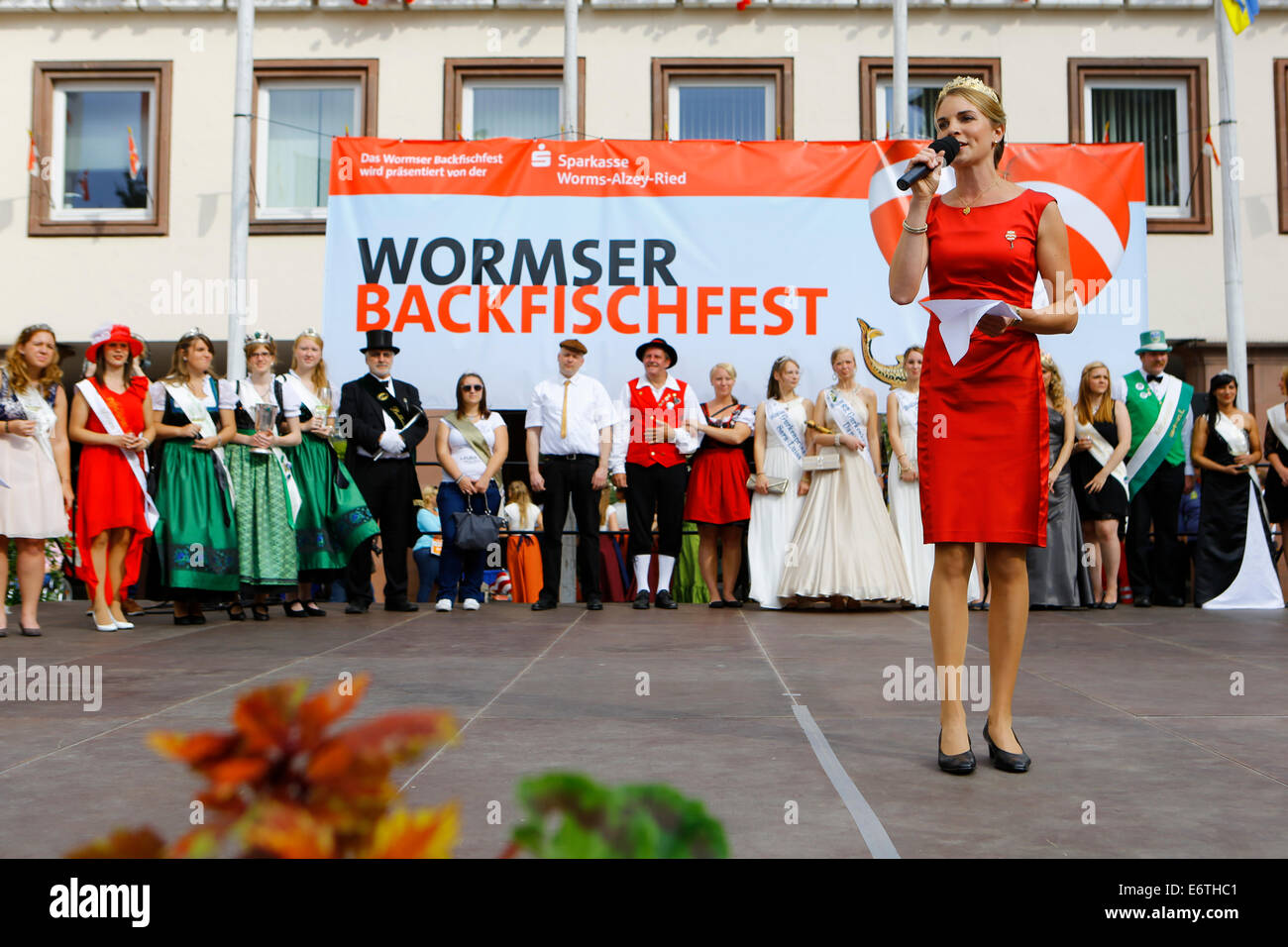 L'Allemagne. 30e Août, 2014. Le Rhine-Hessian la reine du vin Judith Dorst s'adresse à la foule. Le Backfischfest ont commencé en vers par la traditionnelle passation de pouvoirs du maire au maire de l'FishermenÕs Lea. C'est la plus grande foire aux vins le long du Rhin qui inclut la musique et danses. Crédit : Michael Debets/Pacific Press/Alamy Live News Banque D'Images