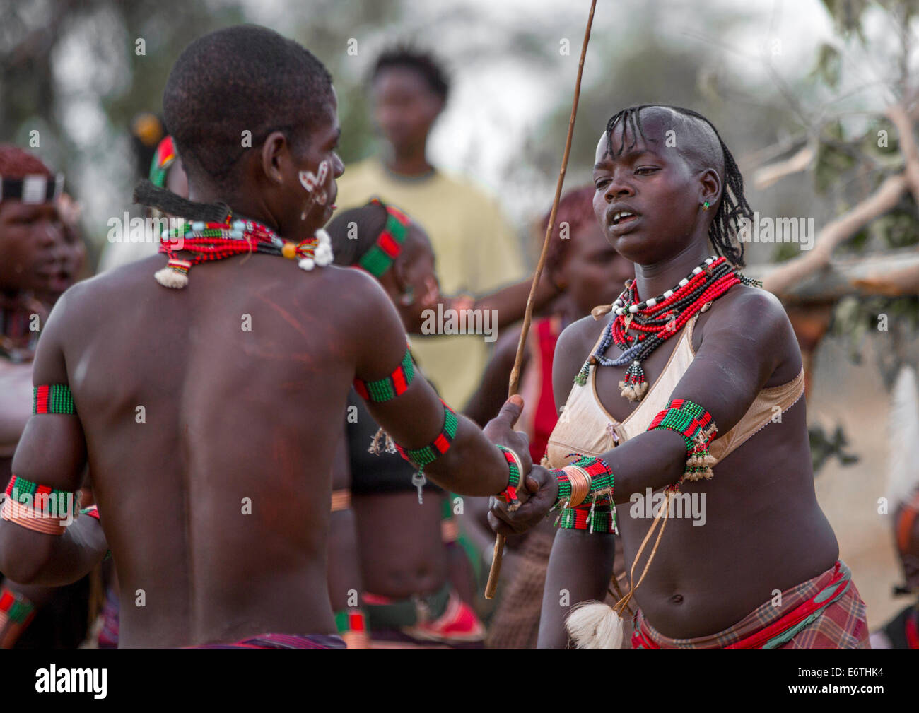 Les femmes de la tribu Bashada fouetté lors d'une cérémonie, Dimeka Bull Jumping, vallée de l'Omo, Ethiopie Banque D'Images