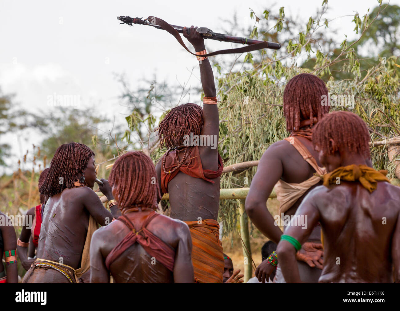 Les femmes de la tribu Bashada danser lors d'une cérémonie, Dimeka Jumping Bull, vallée de l'Omo, Ethiopie Banque D'Images