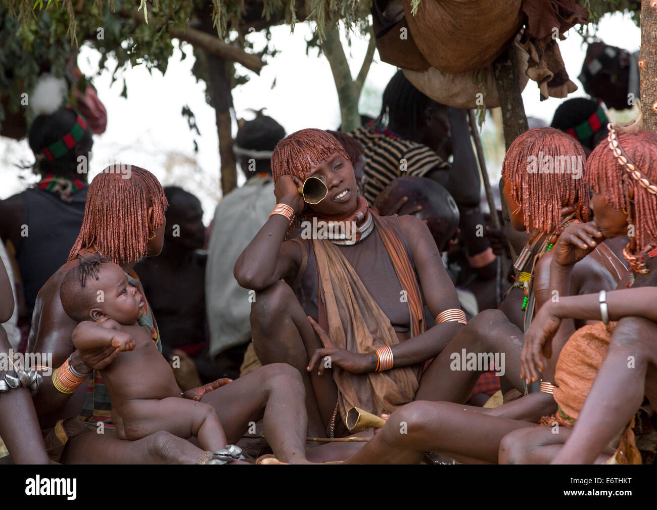 Les femmes de la tribu Bashada lors d'une cérémonie, Dimeka Jumping Bull, vallée de l'Omo, Ethiopie Banque D'Images