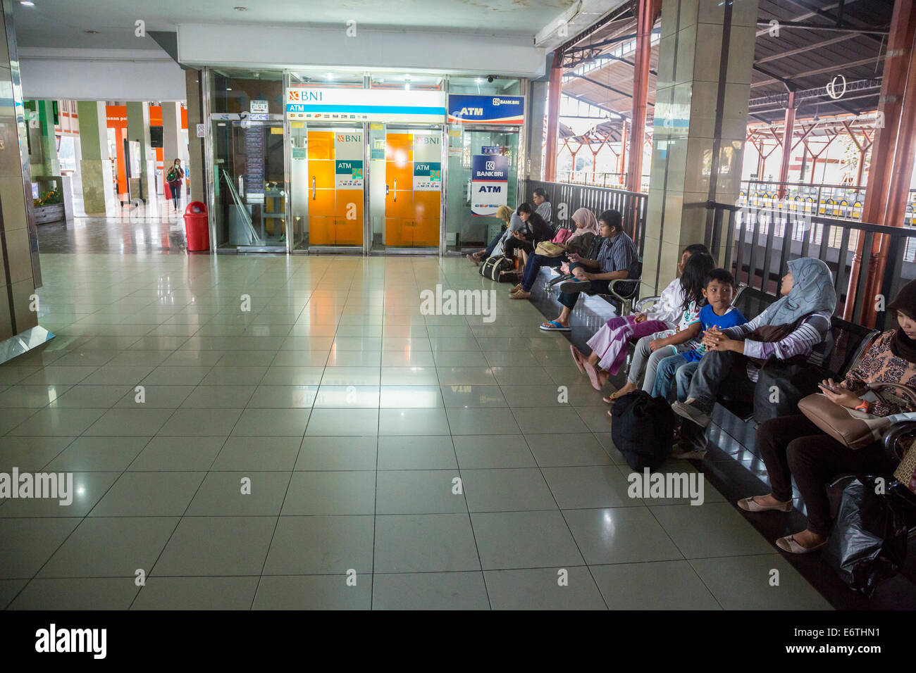 Yogyakarta, Java, Indonésie. Gare principale salle d'attente. Distributeur automatique de billets. Banque D'Images