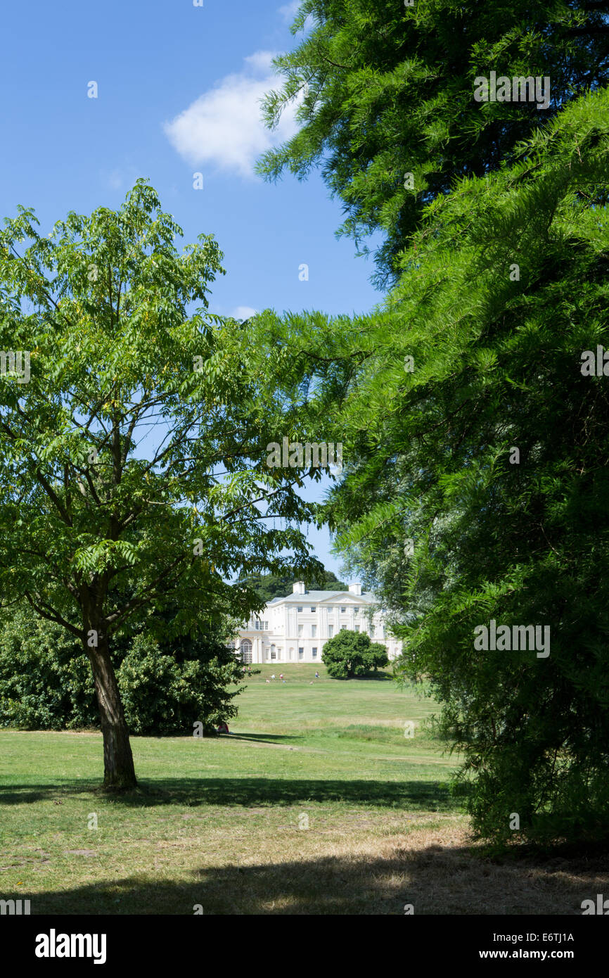 Façade de Kenwood House demeure ancestrale sur Hampstead Heath, à travers les arbres lors d'une journée ensoleillée d'été, Hampstead / Highgate, Borough of Camden, Londres, Royaume-Uni Banque D'Images