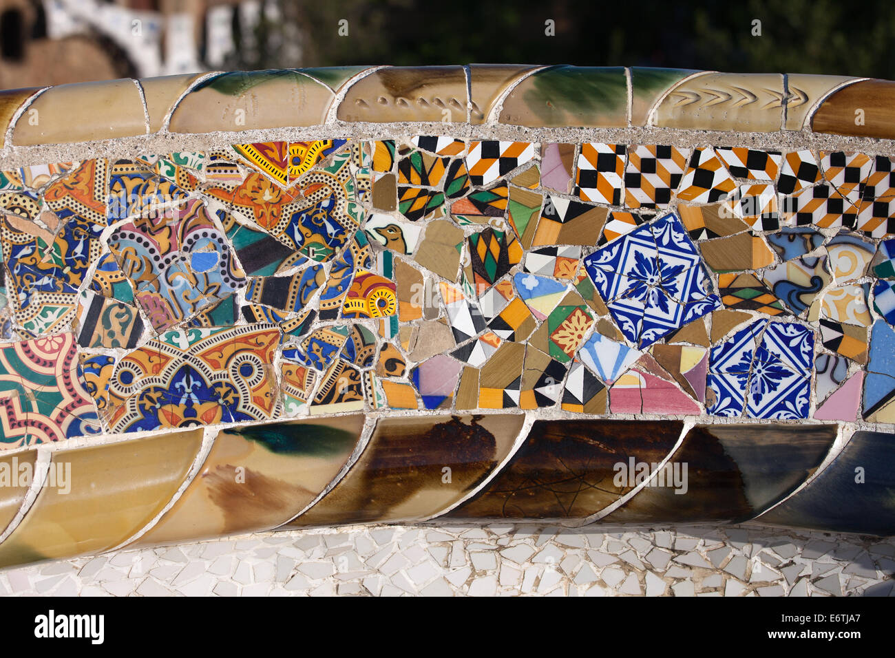 Trencadis résumé par mosaïque, partie de la serpentine au banc de parc Guell de Gaudi à Barcelone, Catalogne, Espagne Banque D'Images