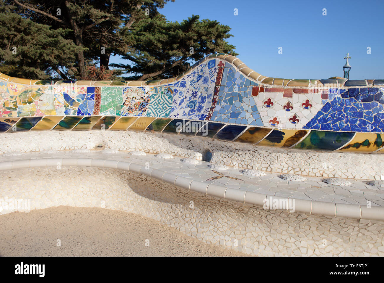 Banc avec serpentine mosaïque trencadis à Antoni Gaudi, le parc Guell à Barcelone, Catalogne, espagne. Banque D'Images