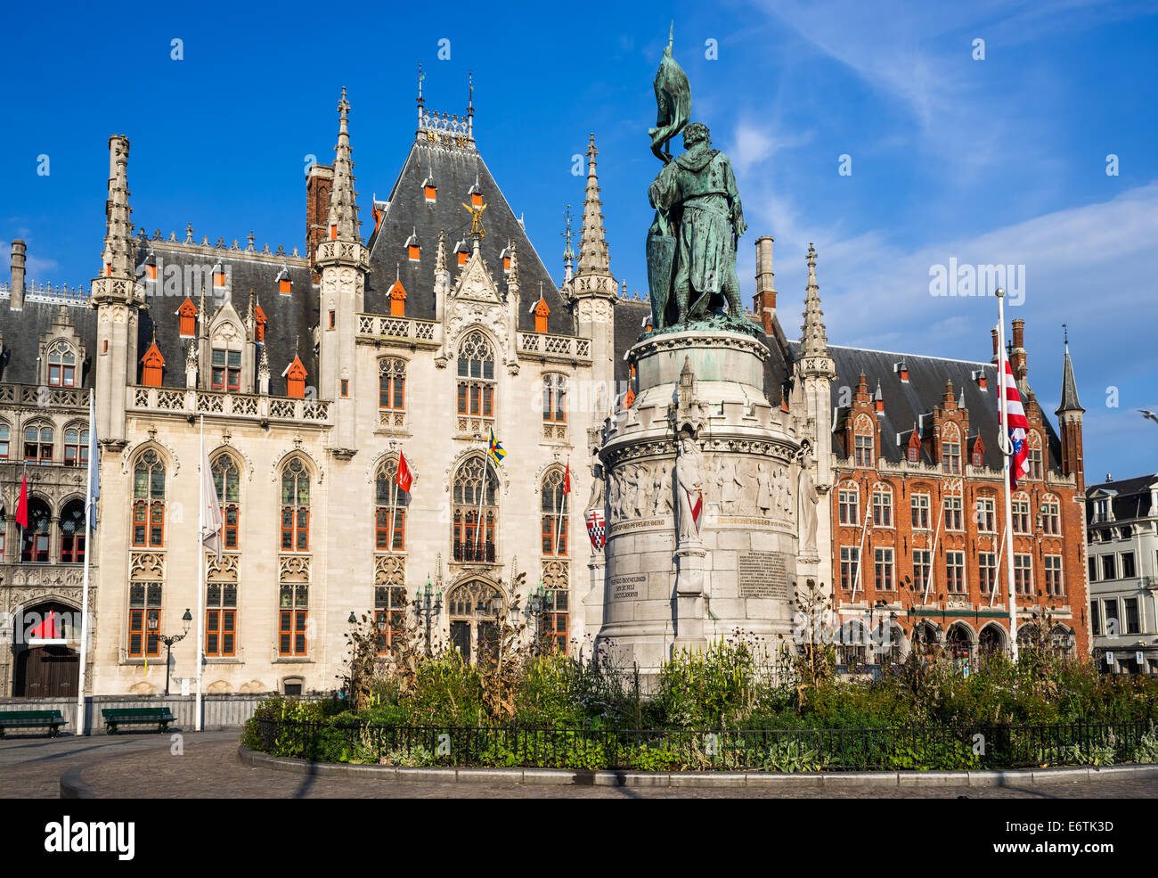 Provinciaal Hof construit en 1284 neogothical s'appuyant sur la Grand-place place à Bruges, Belgique. Banque D'Images