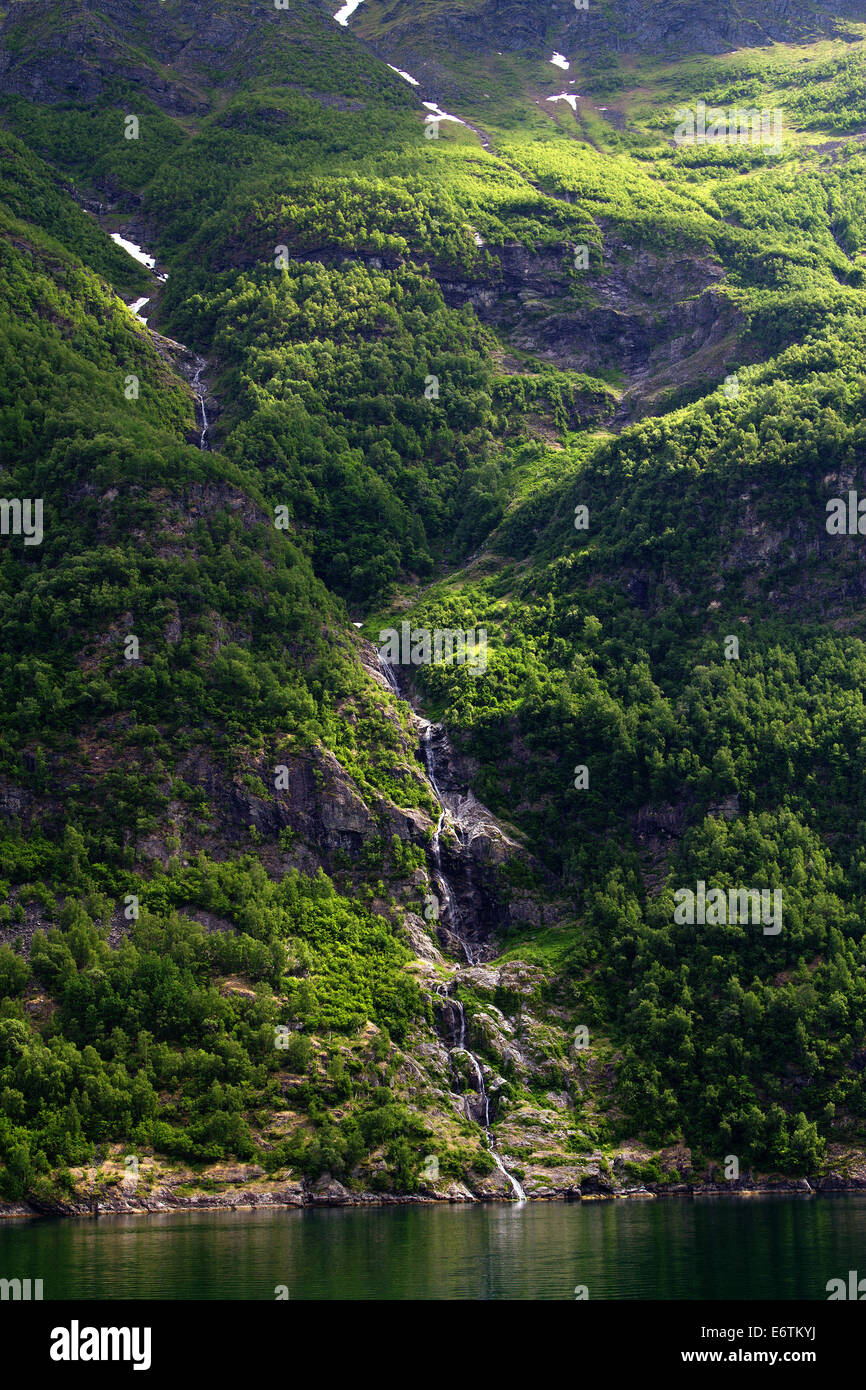 Du nord des Cascades fjords norvégiens. Banque D'Images