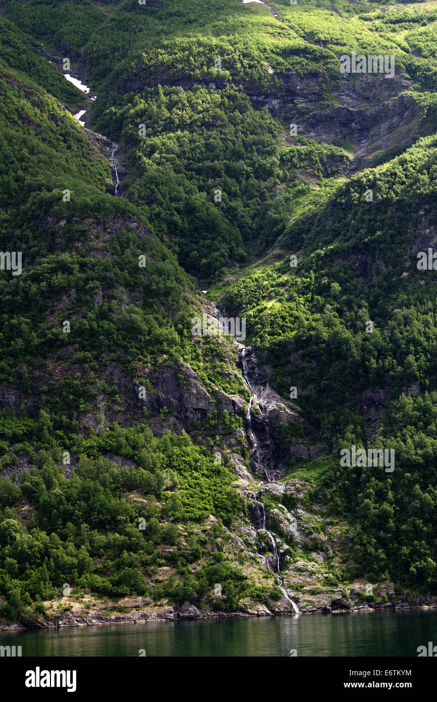 Du nord des Cascades fjords norvégiens. Banque D'Images