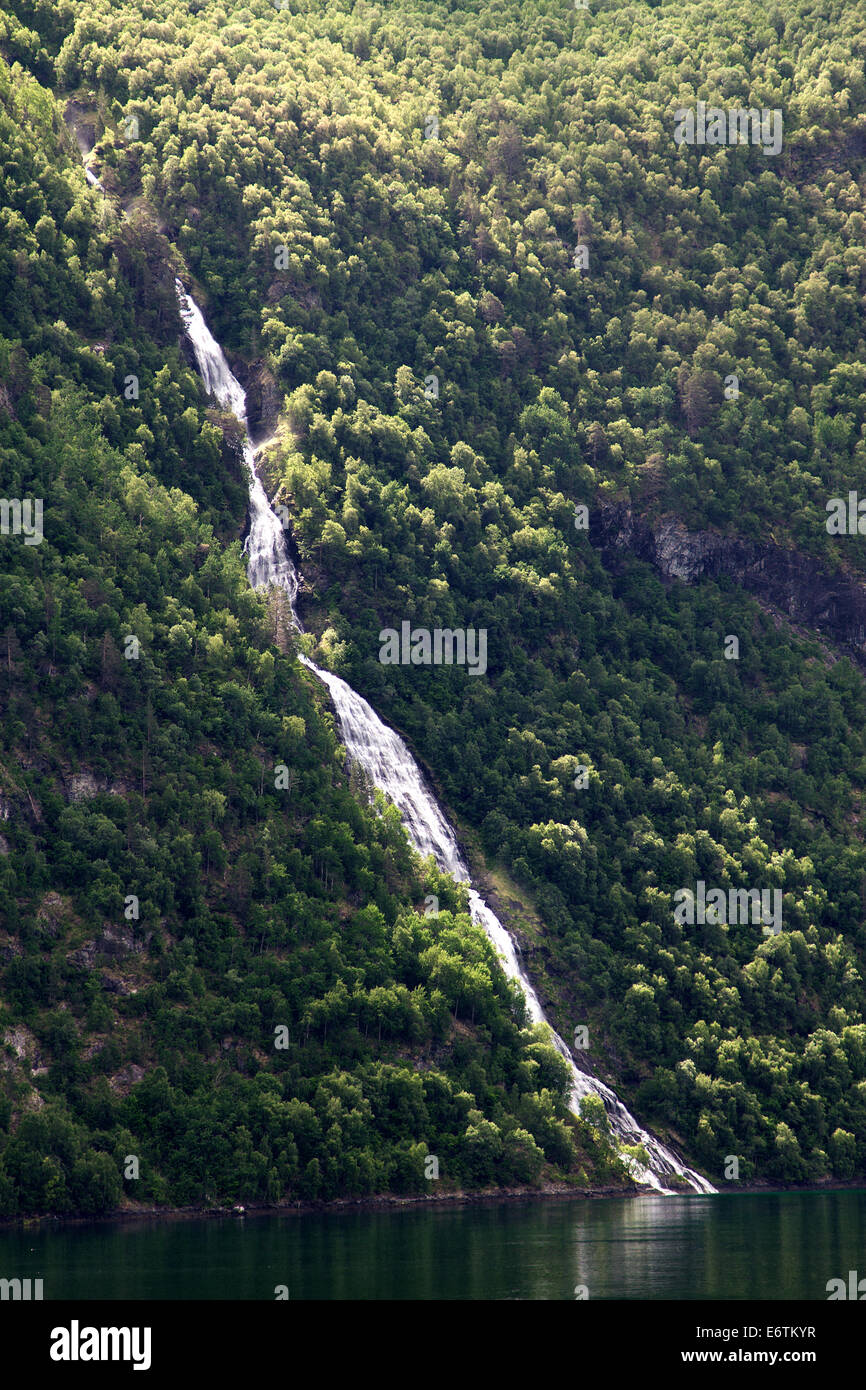 Du nord des Cascades fjords norvégiens. Banque D'Images