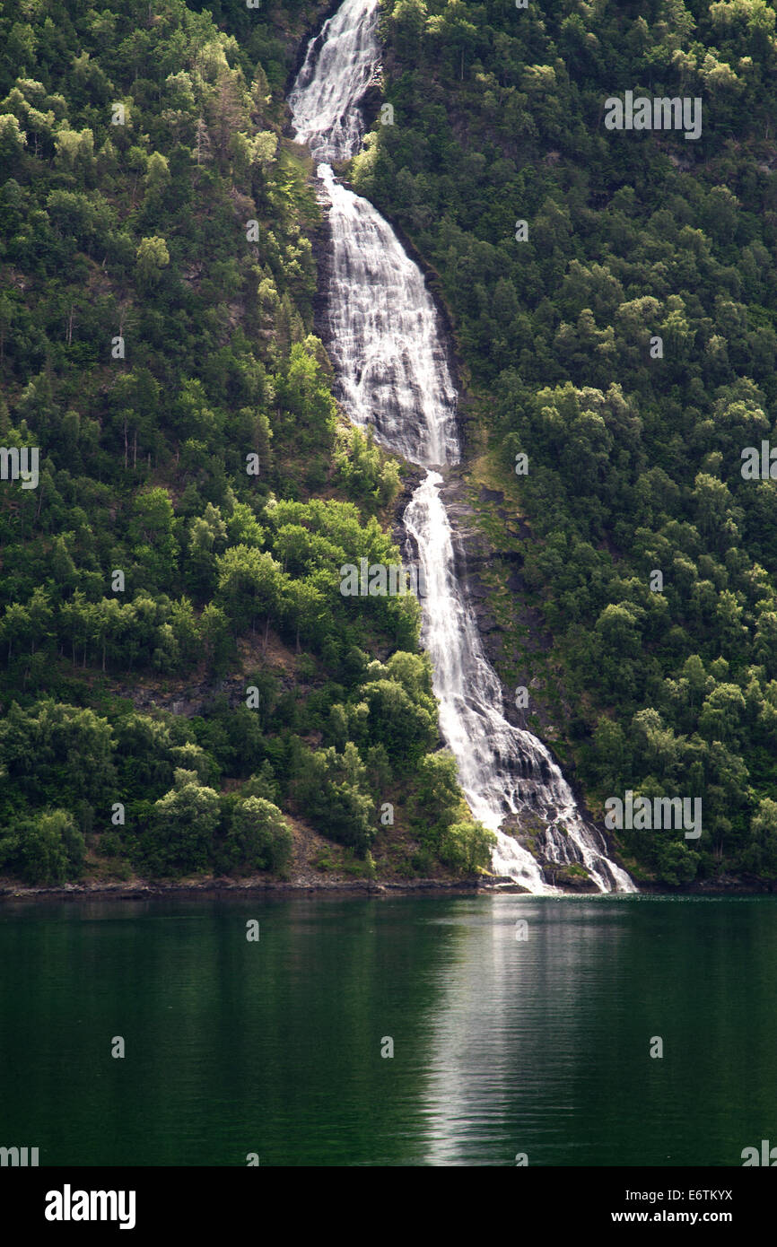 Du nord des Cascades fjords norvégiens. Banque D'Images