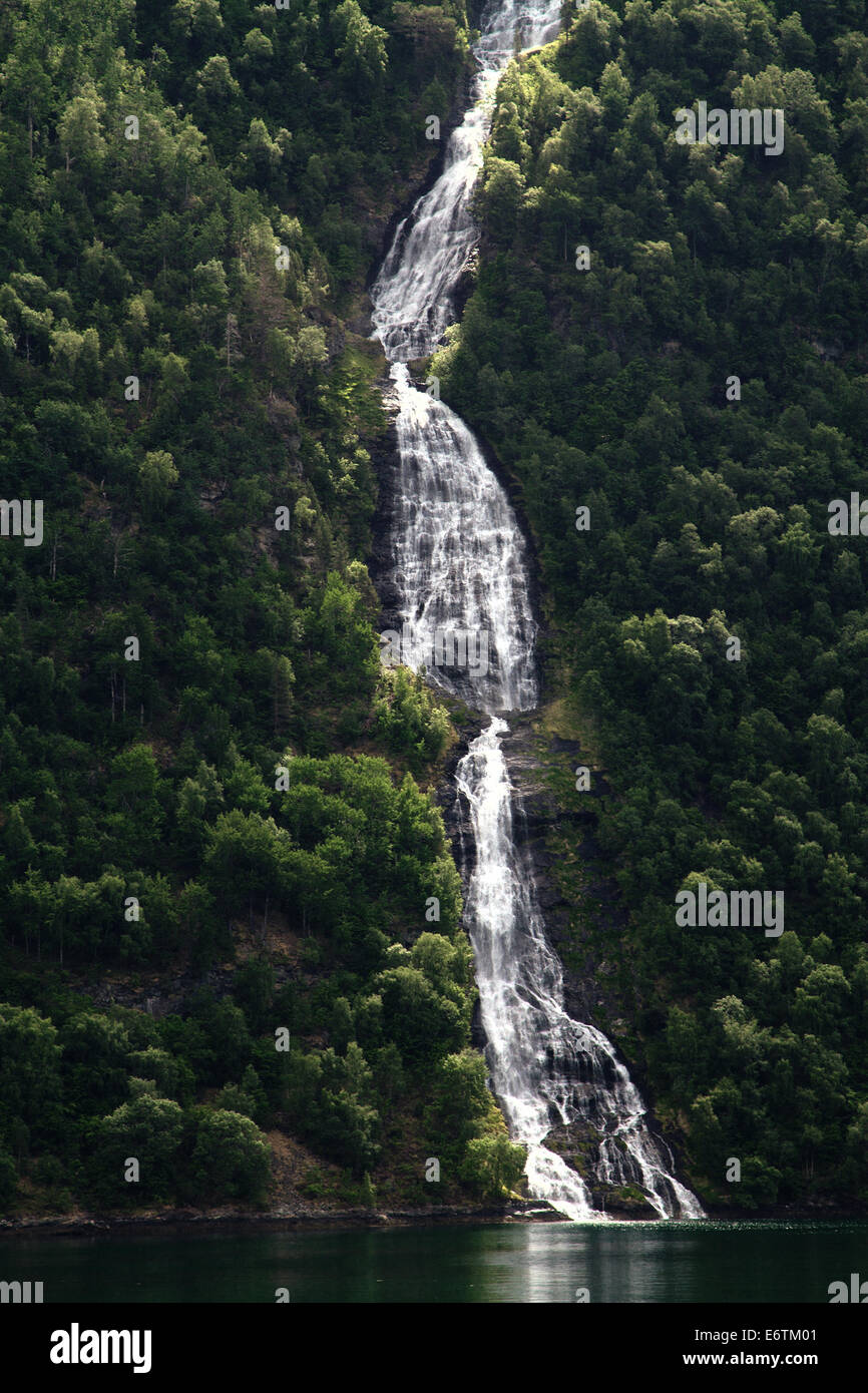 Du nord des Cascades fjords norvégiens. Banque D'Images