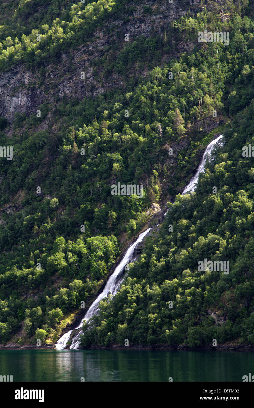 Du nord des Cascades fjords norvégiens. Banque D'Images