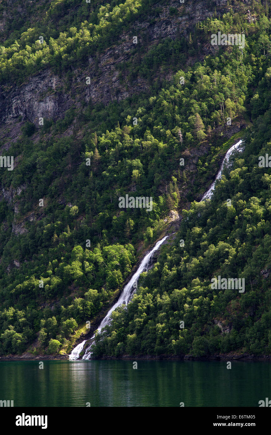 Du nord des Cascades fjords norvégiens. Banque D'Images