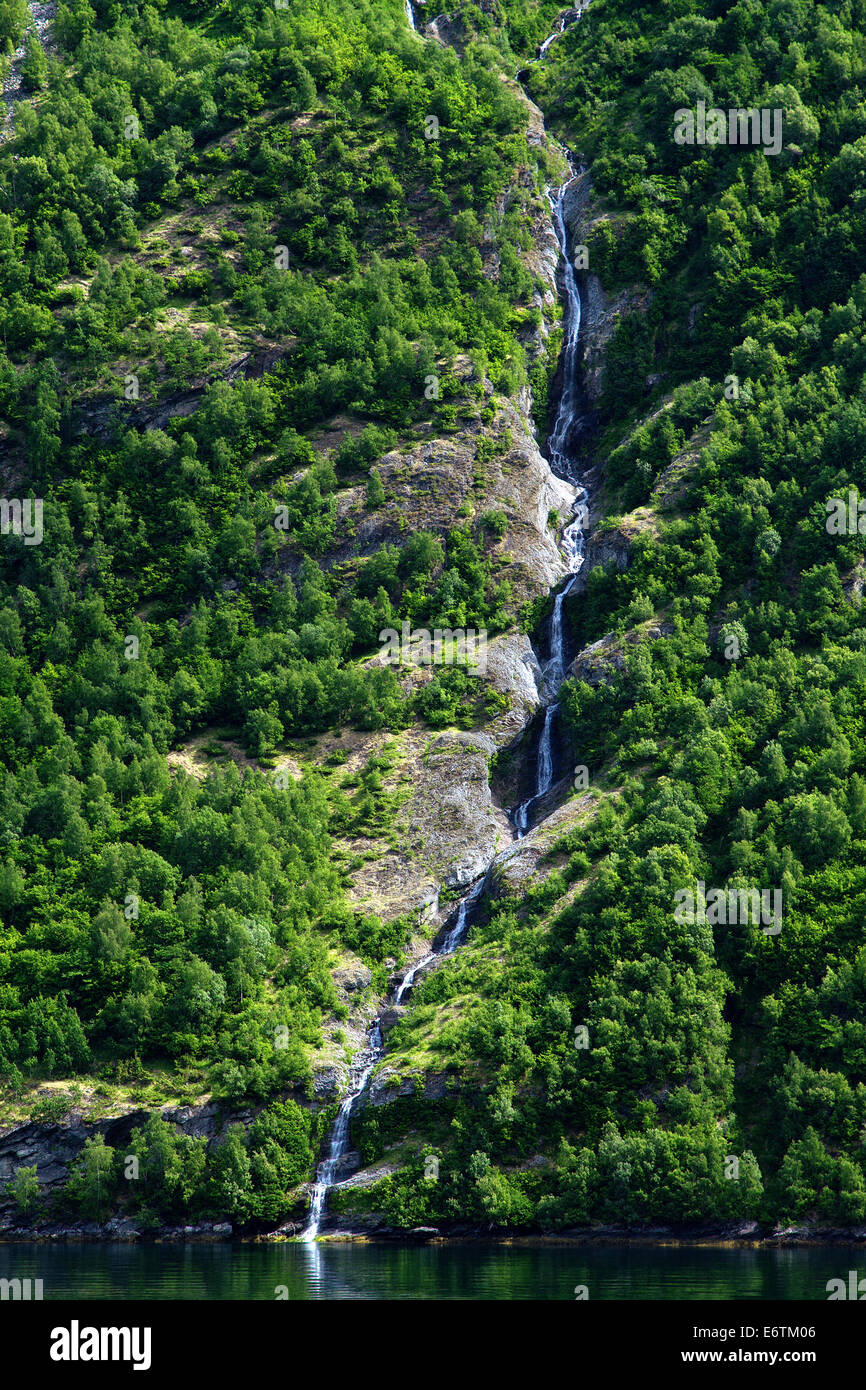 Du nord des Cascades fjords norvégiens. Banque D'Images