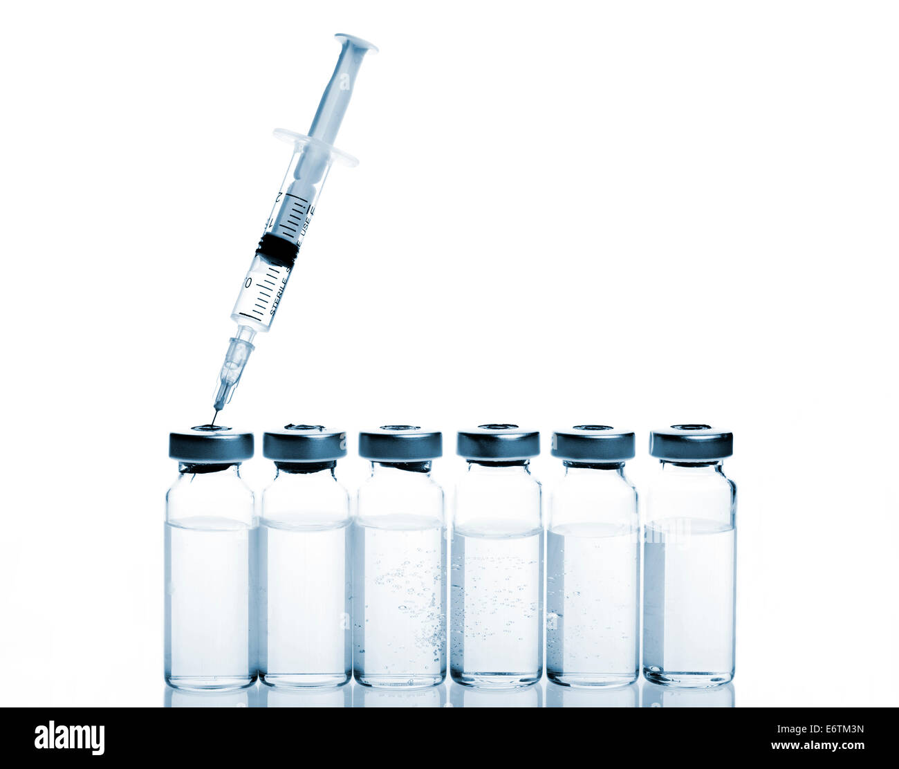 Flacons en verre et médecine botox, collagène, hualuronic ou grippe seringue sur un fond blanc. Banque D'Images