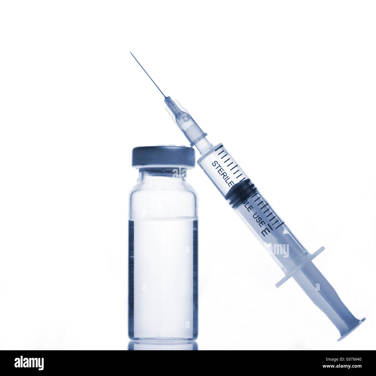 La médecine en verre Flacon et botox, collagène, hualuronic ou grippe  seringue sur un fond blanc Photo Stock - Alamy