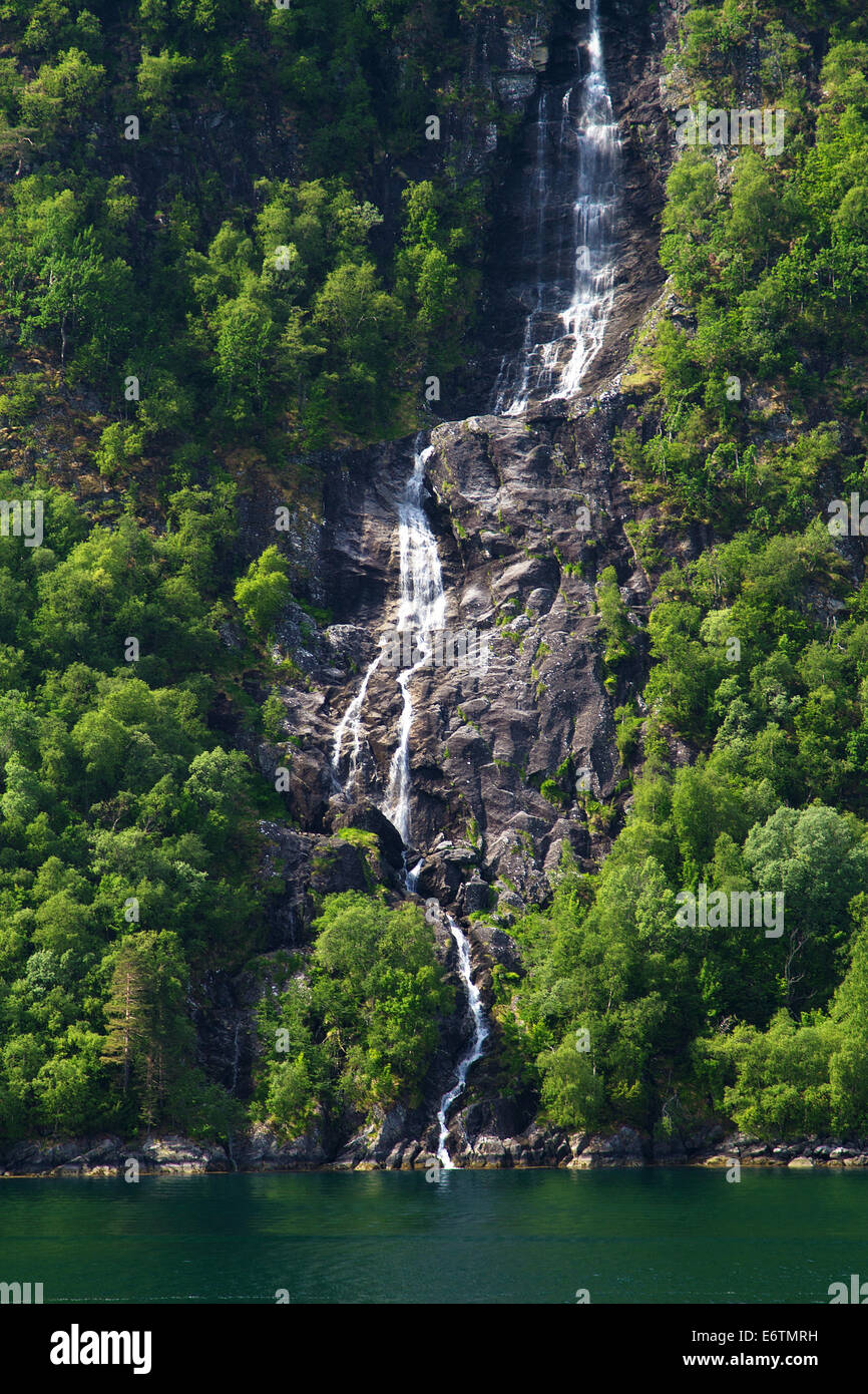 Du nord des Cascades fjords norvégiens. Banque D'Images