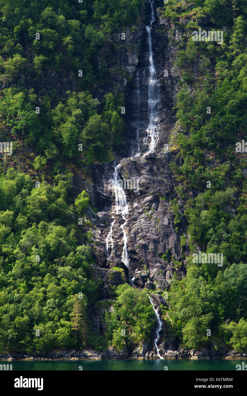 Du nord des Cascades fjords norvégiens. Banque D'Images