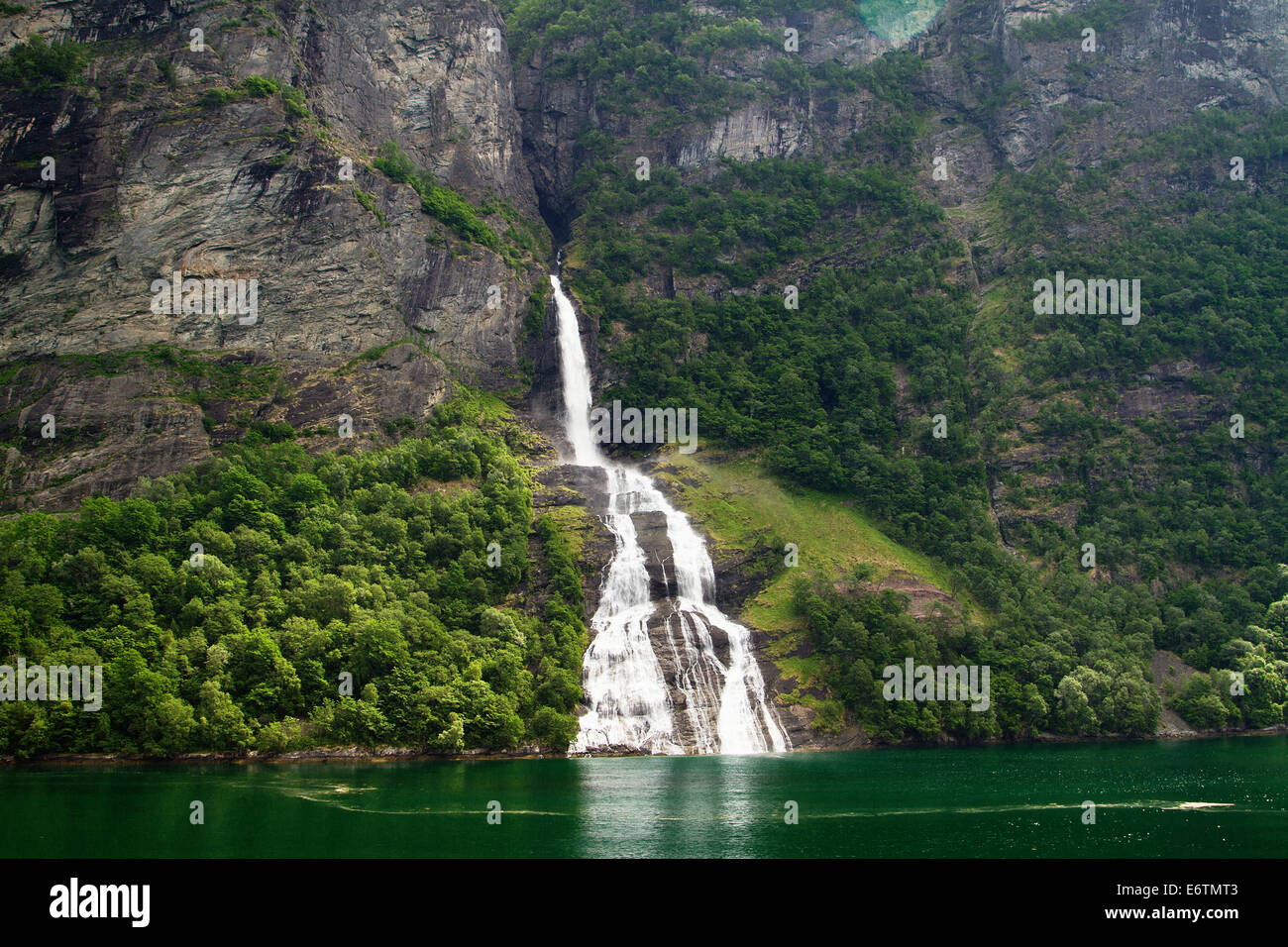 Du nord des Cascades fjords norvégiens. Banque D'Images