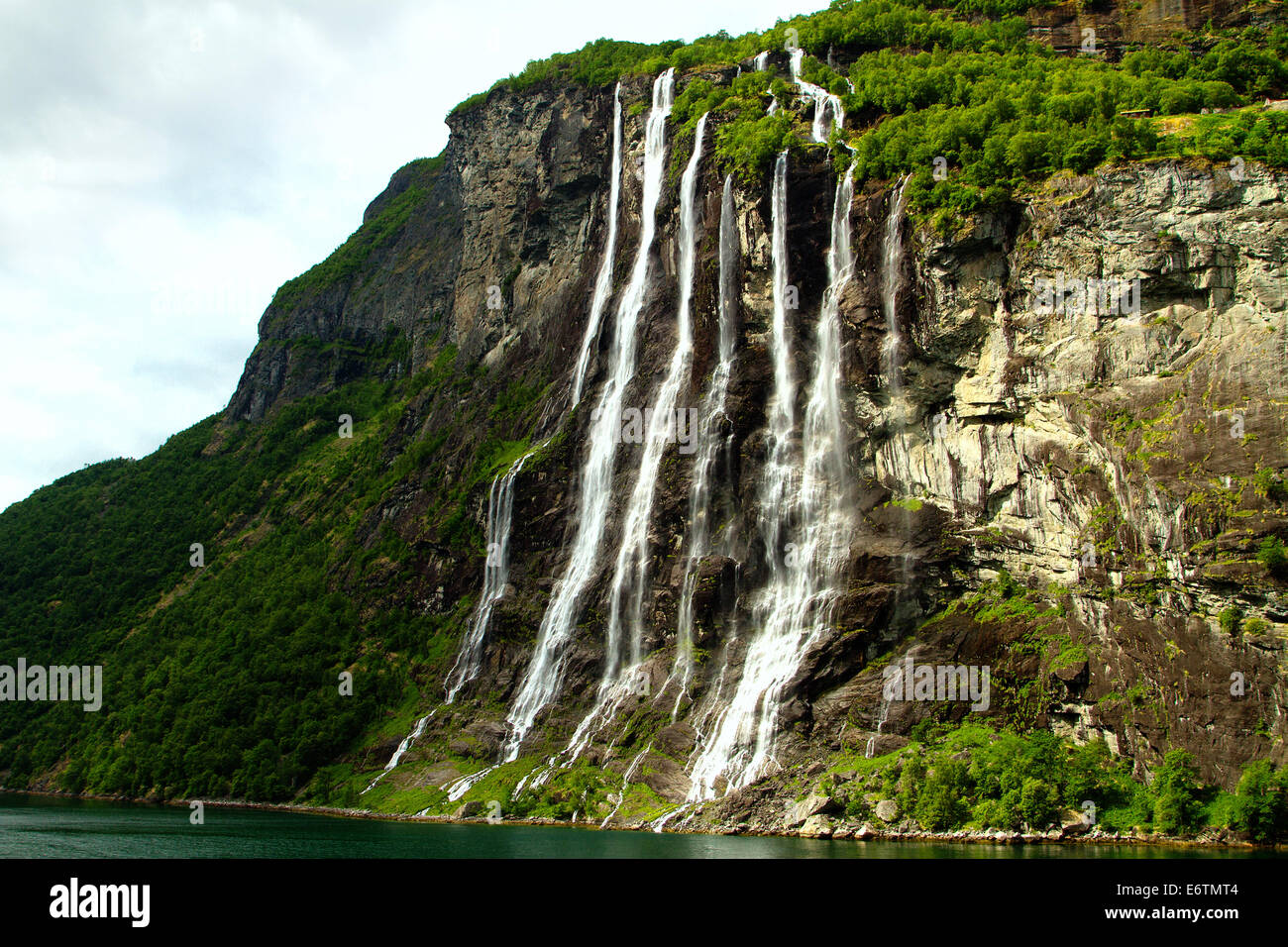 Du nord des Cascades fjords norvégiens. Banque D'Images