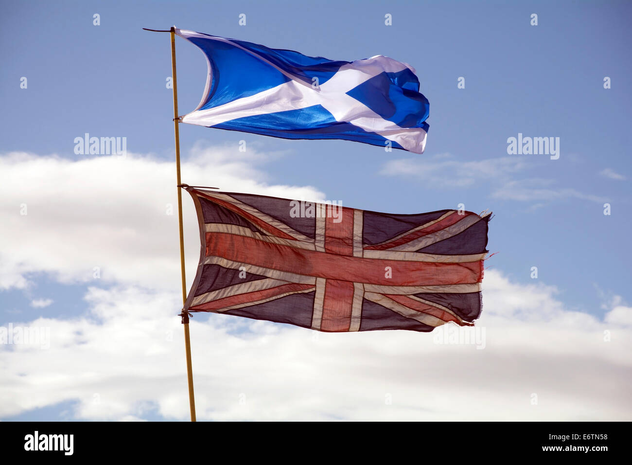La St Andrew's cross ou sautoir, au-dessus d'un drapeau Union Jack. Banque D'Images