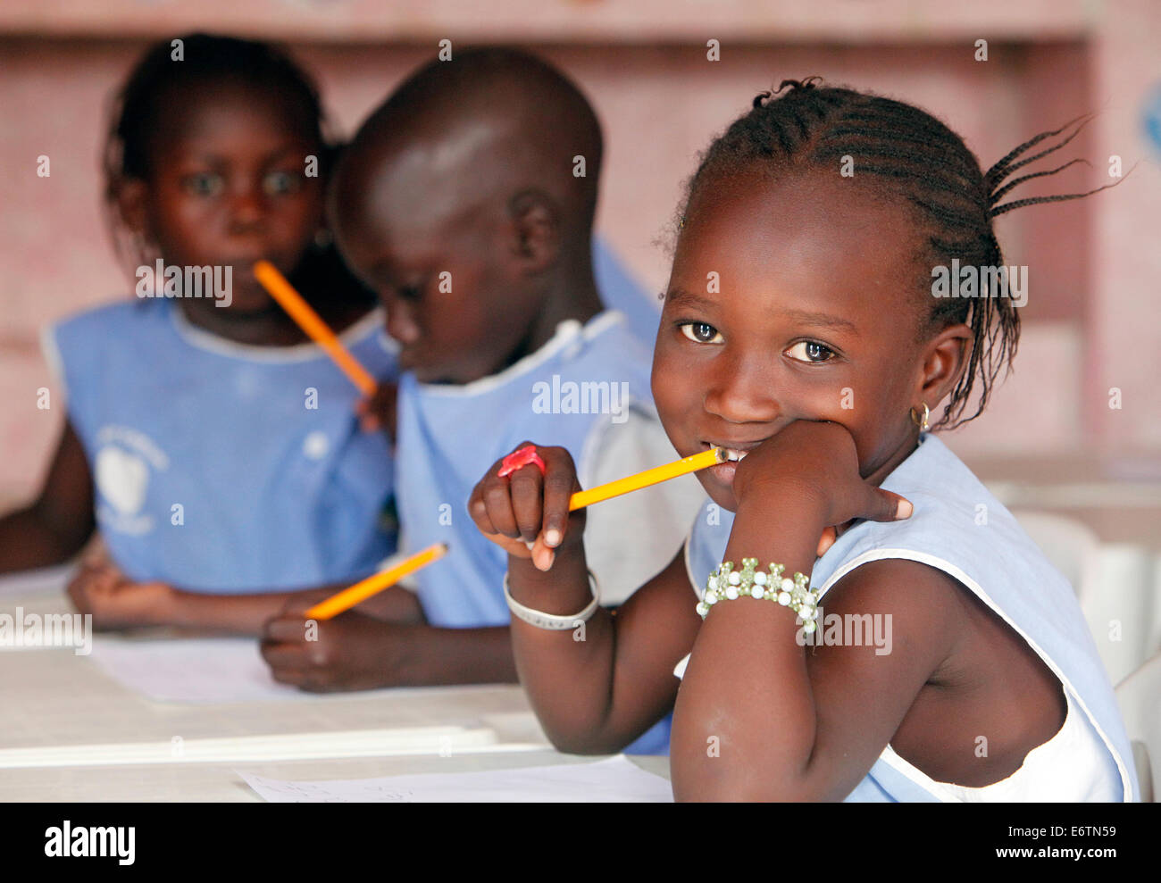 Les enfants avec des stylos dans un jardin à Fadiouth, Sénégal Banque D'Images