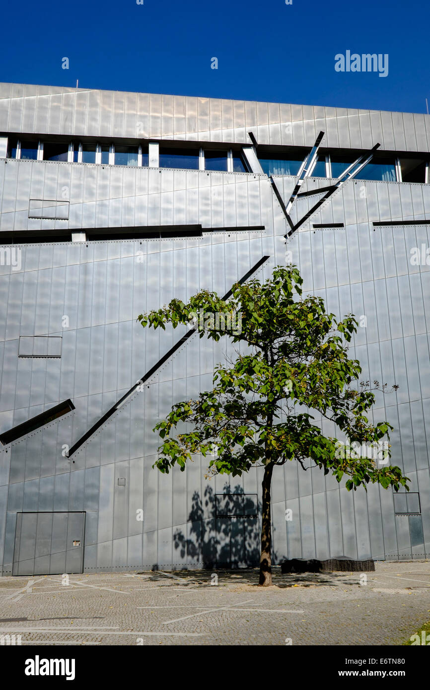L'extérieur du Musée Juif à kreuzberg Berlin Allemagne ; l'architecte Daniel Libeskind Banque D'Images