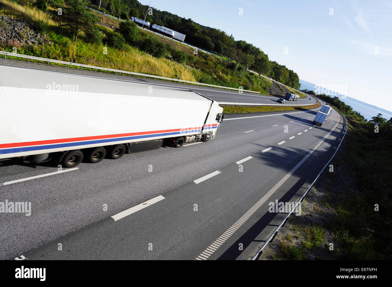 Les camions et le trafic sur une route panoramique Banque D'Images