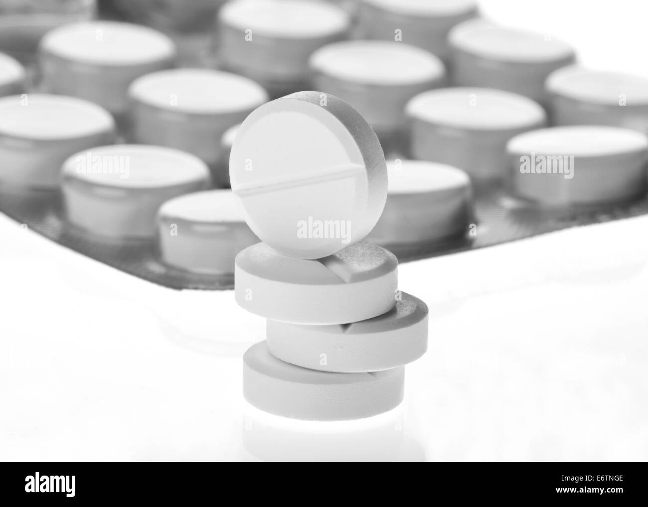 Thème de la pharmacie. Tas de comprimés Comprimé rond blanc medicine et blister. Banque D'Images