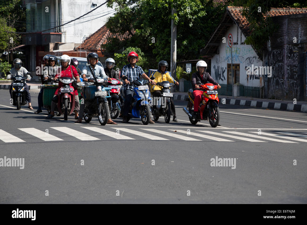 Yogyakarta, Java, Indonésie. Le trafic de la rue de moto. Banque D'Images
