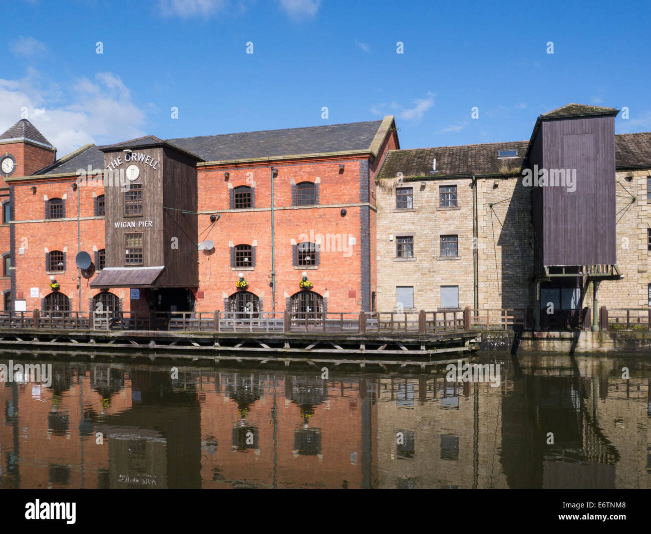 Gibson's warehouse 1777 coton construit maintenant l'Orwell Wigan Pier Greater Manchester sur Leeds Liverpool canal Banque D'Images