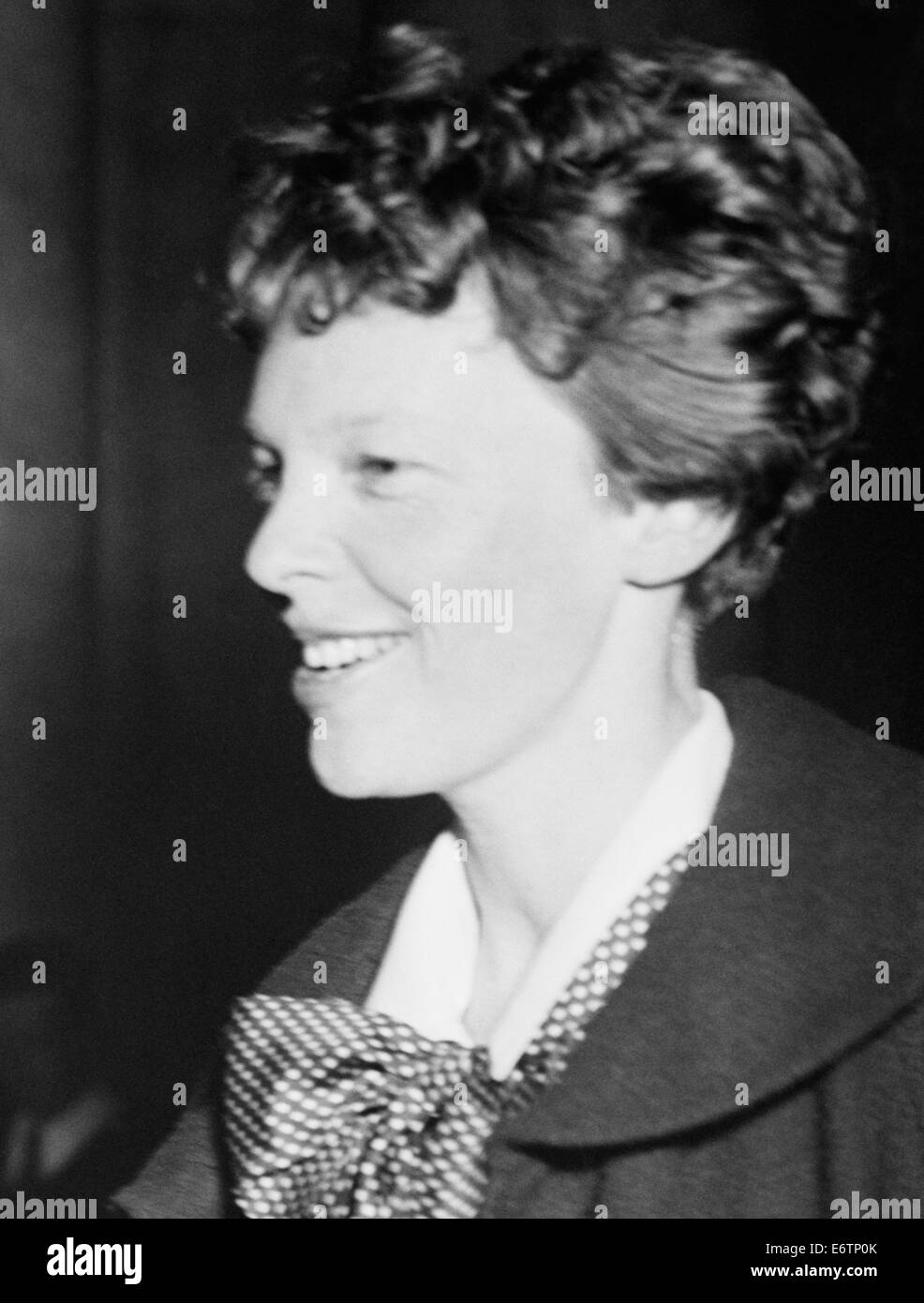 Photo d'époque de la pionnière et auteure de l'aviation américaine Amelia Earhart (1897 – déclarée morte en 1939) – Earhart et son navigateur Fred Noonan ont connu une célèbre disparition en 1937 alors qu'elle essayait de devenir la première femme à effectuer un vol de navigation du globe. Photo prise en 1936. Banque D'Images