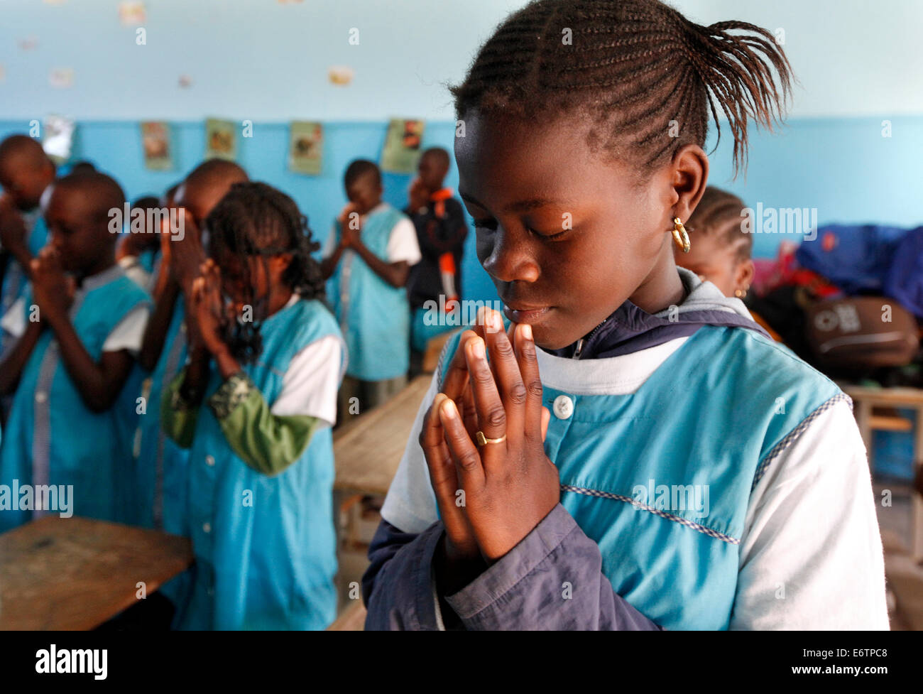 La catéchèse des enfants, des cours de religion dans l'école Catholique Notre Dame de Lourdes" à Saint Louis, Sénégal. Banque D'Images