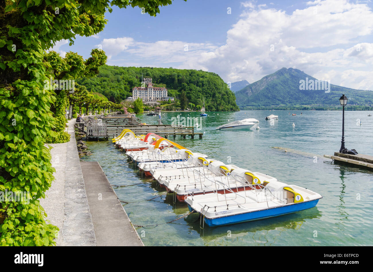 Bateaux le long de la rive du lac d'Annecy, à Menthon-Saint-Bernard, Annecy, Haute-Savoie, Rhône-Alpes, France Banque D'Images