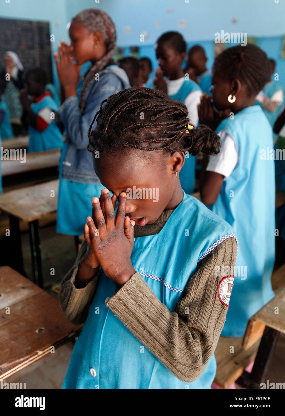 La catéchèse des enfants, des cours de religion dans l'école Catholique Notre Dame de Lourdes" à Saint Louis, Sénégal. Banque D'Images