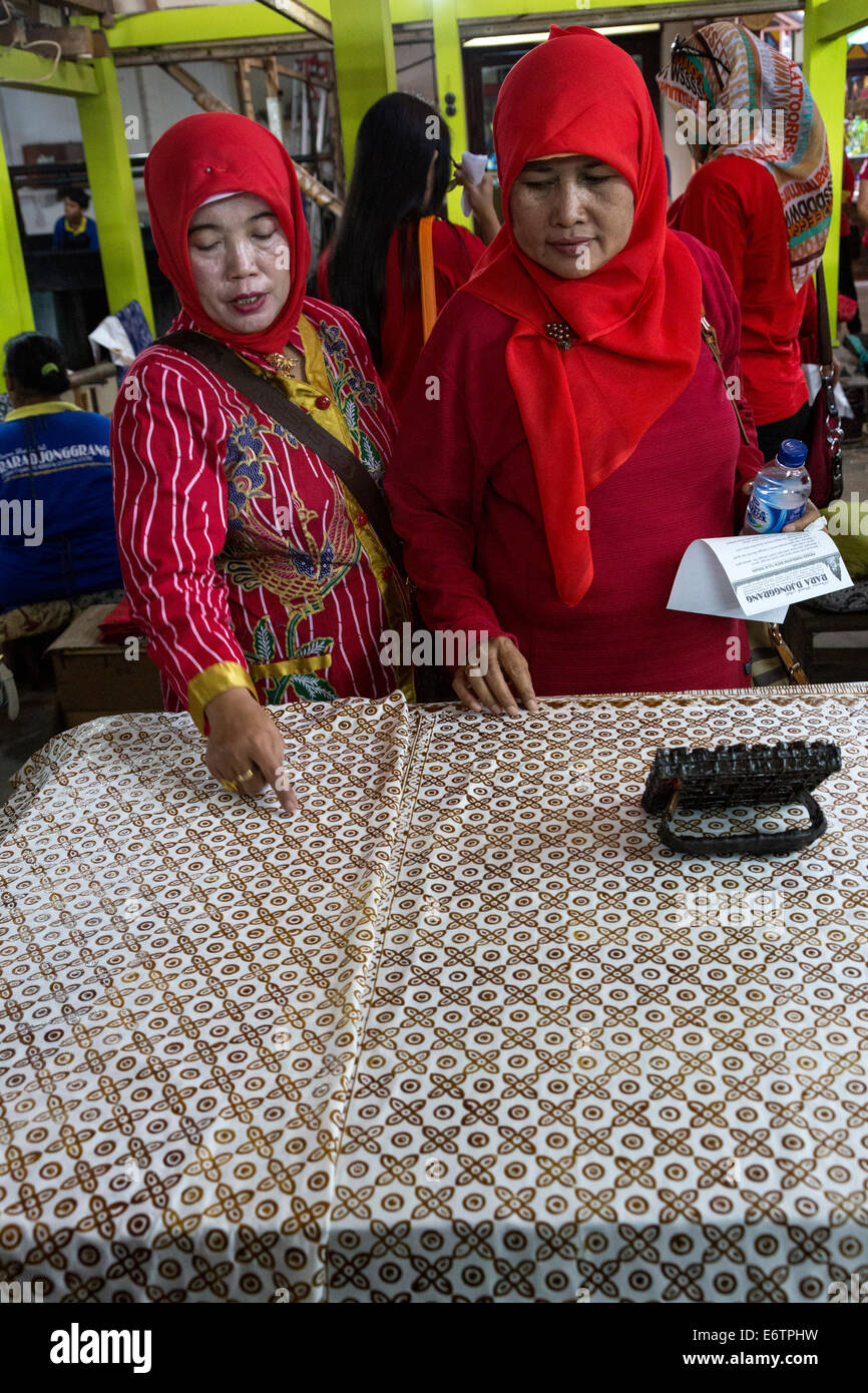 Yogyakarta, Java, Indonésie. Visite d'un groupe de femmes de l'Atelier de batik. Banque D'Images